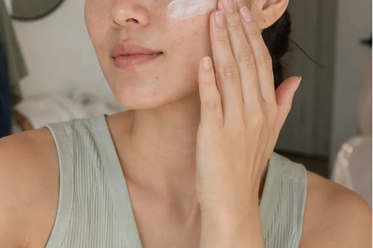 Authentischer Wohlfühlmoment passend zum Beauty-Thema Kosmetikspiegel bei wenig Zeit