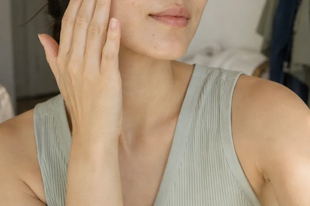 Authentischer Wohlfühlmoment passend zum Beauty-Thema Niacinamid-Serum für trockene Haut