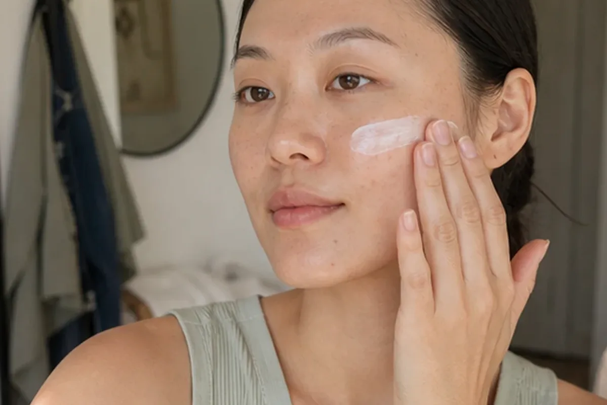 Hochwertige Beauty-Inszenierung zu Auswahlkriterien für Sonnenschutz für unreine Haut