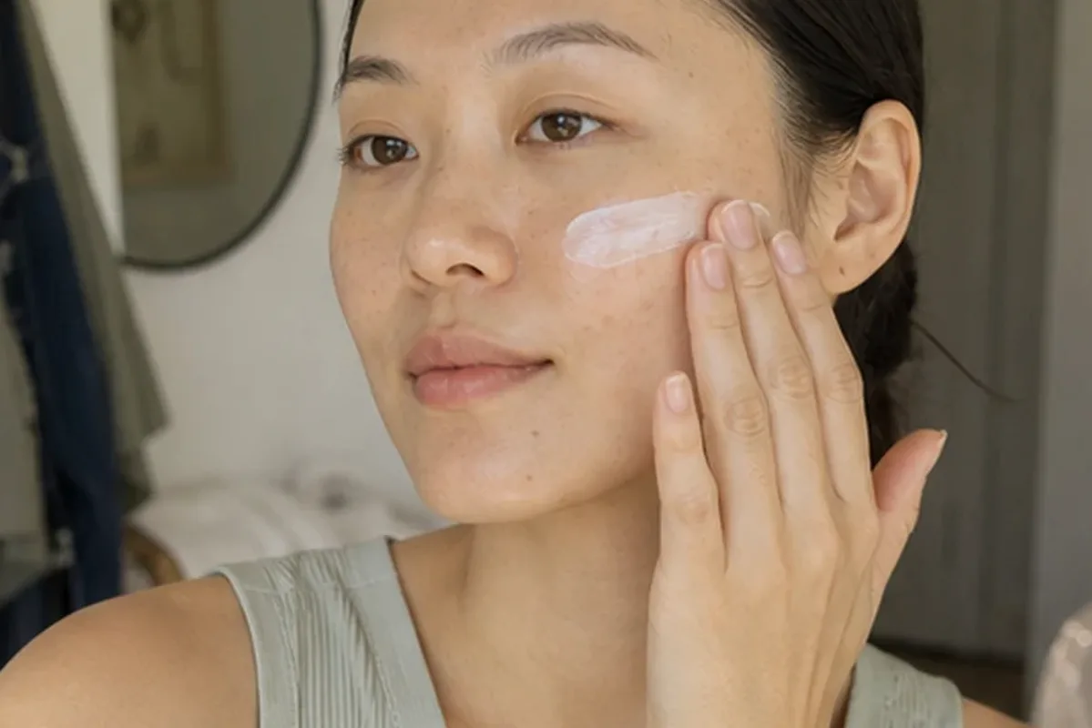 Authentischer Wohlfühlmoment passend zum Beauty-Thema Hautbarriere-Pflege für empfindliche Haut