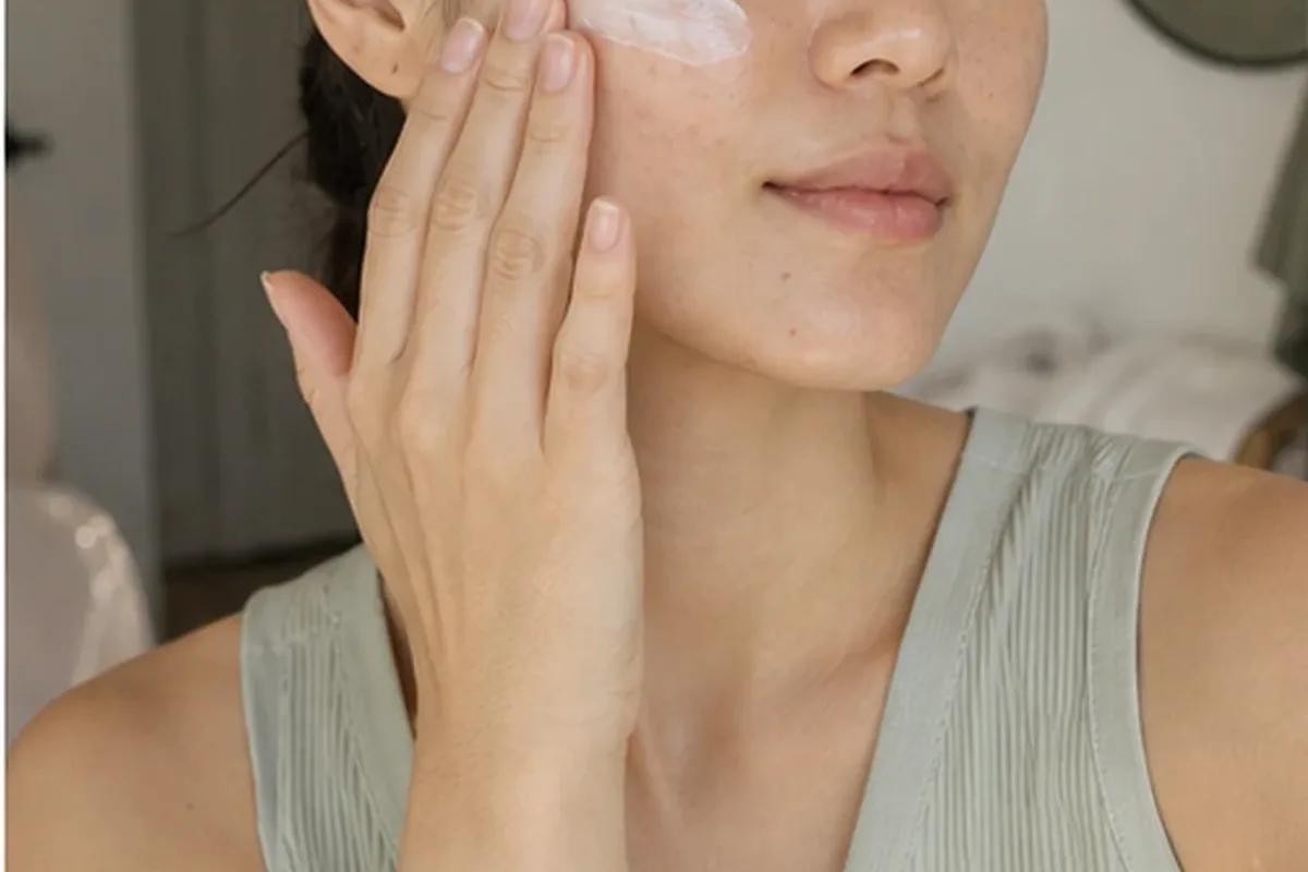 Authentischer Wohlfühlmoment passend zum Beauty-Thema Gesichtswasser für unreine Haut