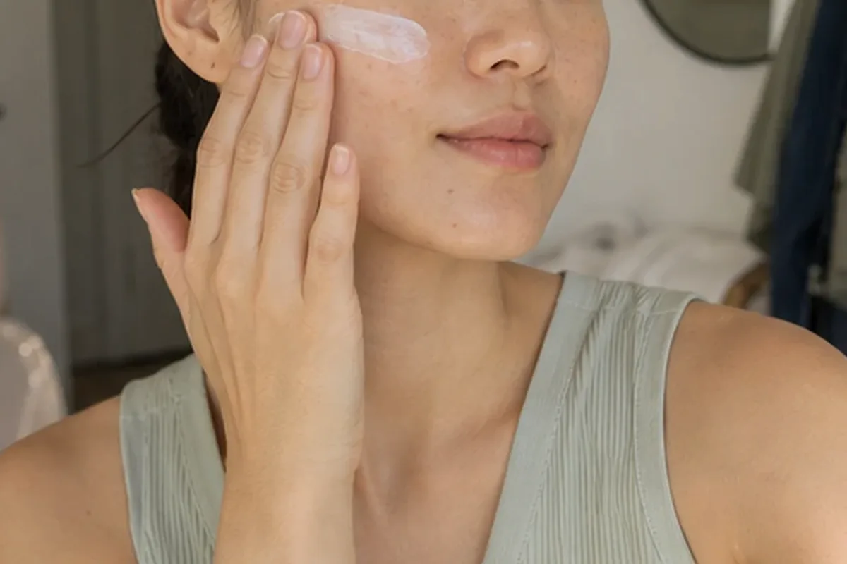 Hochwertige Beauty-Inszenierung zu Auswahlkriterien für Mizellenwasser für unreine Haut