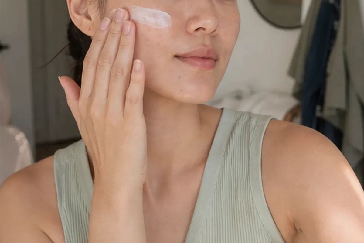Authentische Beauty-Routine passend zum Thema Niacinamid-Serum bei Rötungen