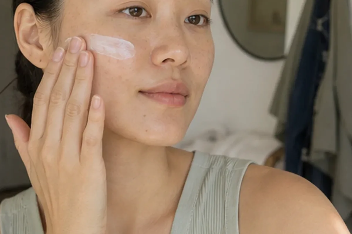 Authentischer Wohlfühlmoment passend zum Beauty-Thema Warmluftbürste für feines Haar