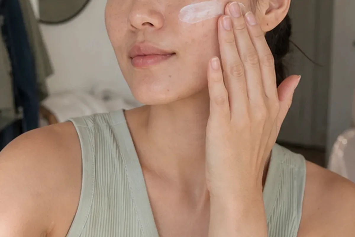 Redaktioneller Beauty-Moment zur Ausgangslage bei Sonnenschutz für unreine Haut