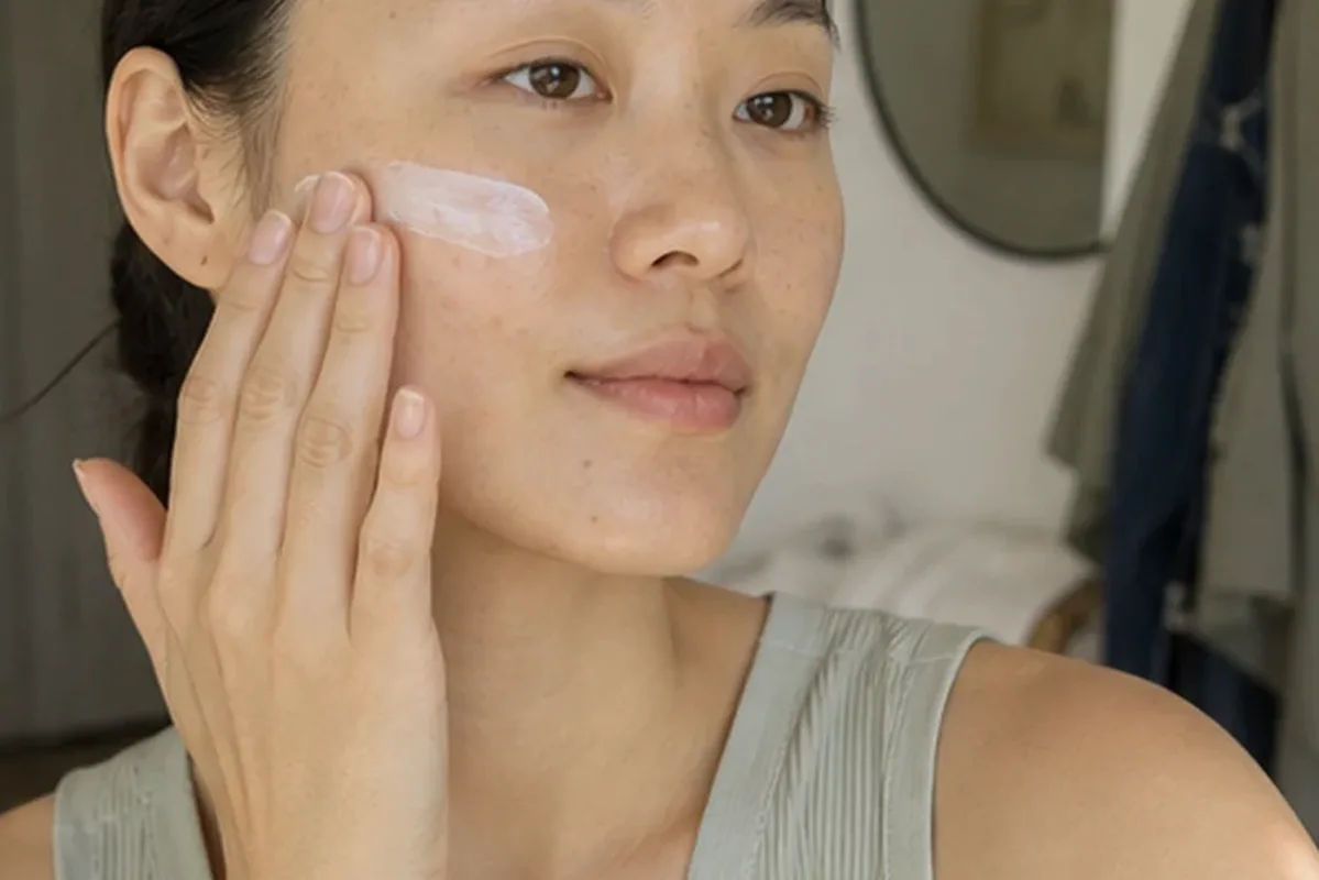 Authentischer Wohlfühlmoment passend zum Beauty-Thema Augenpflege für fettige Haut
