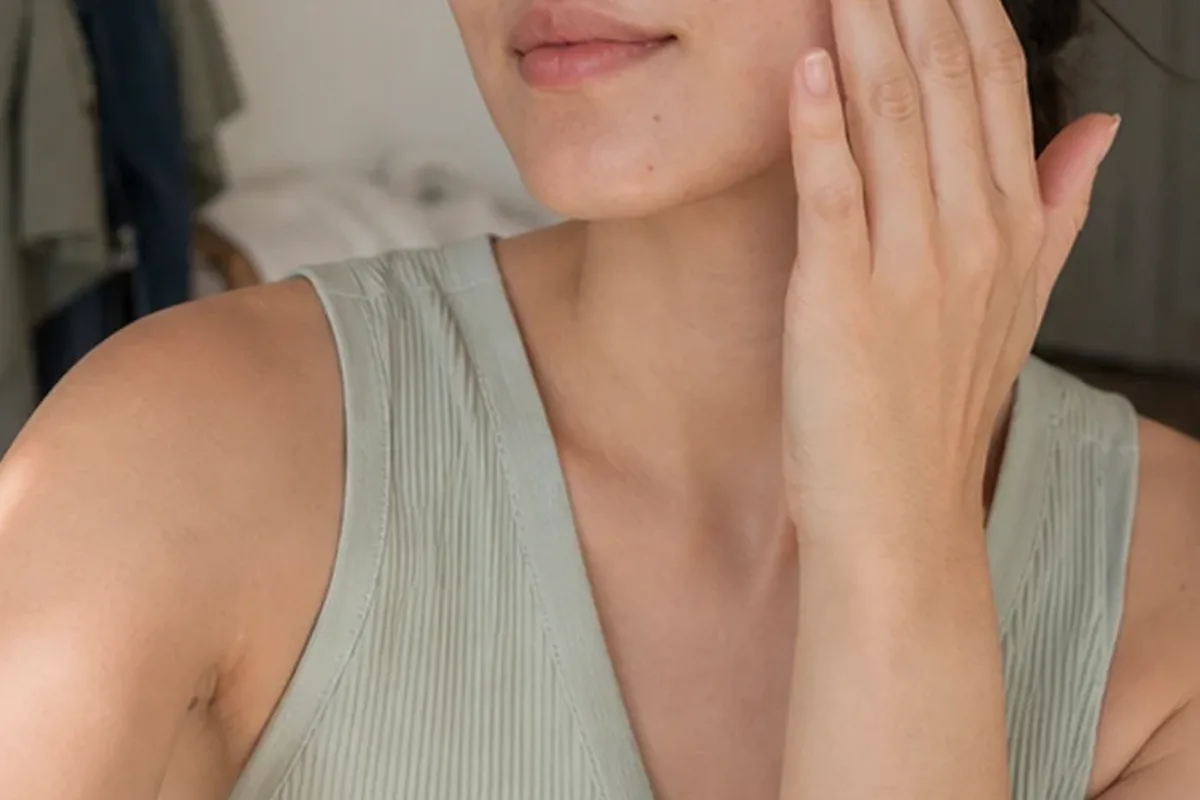 Authentischer Wohlfühlmoment passend zum Beauty-Thema Gesichtswasser bei ersten Fältchen