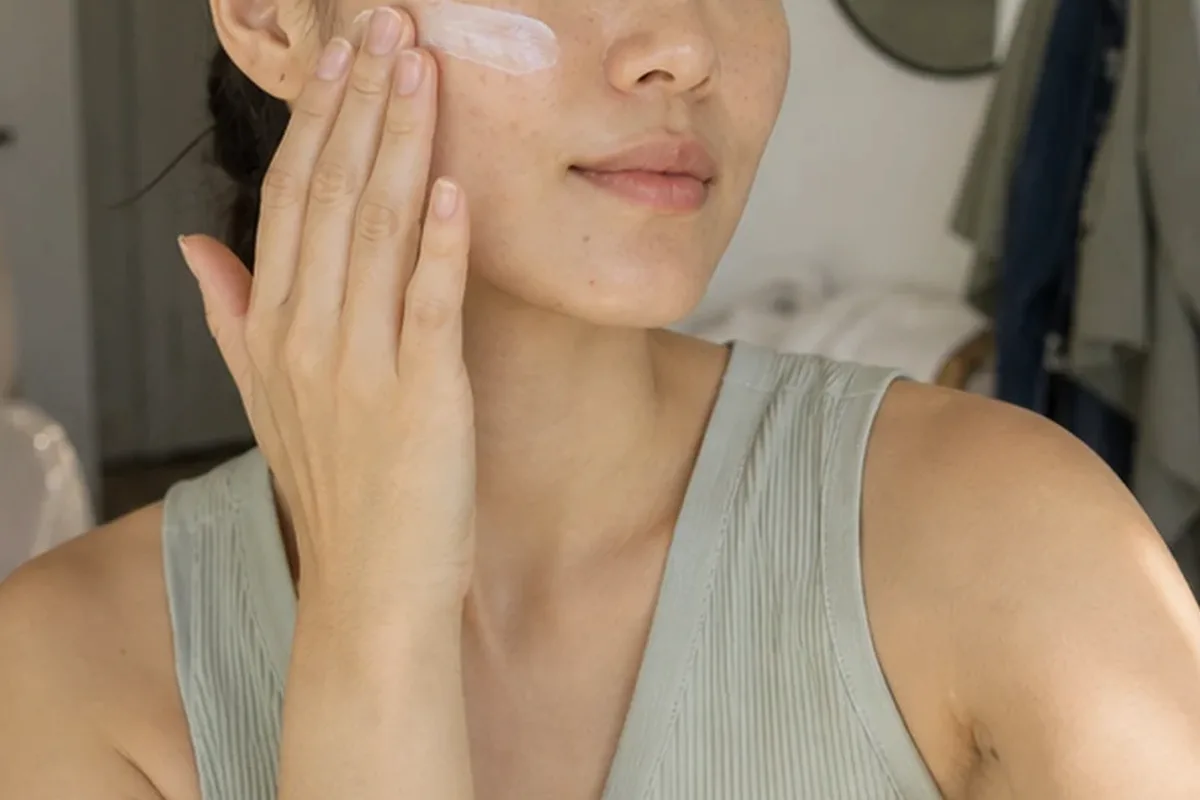 Authentischer Wohlfühlmoment passend zum Beauty-Thema Gesichtswasser bei Pigmentflecken