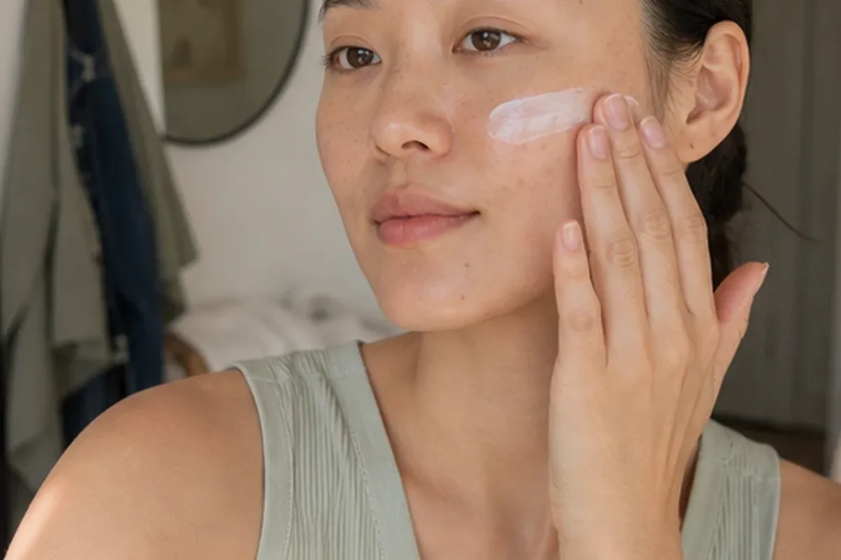 Redaktioneller Beauty-Moment zur Ausgangslage bei Gesichtswasser bei ersten Fältchen