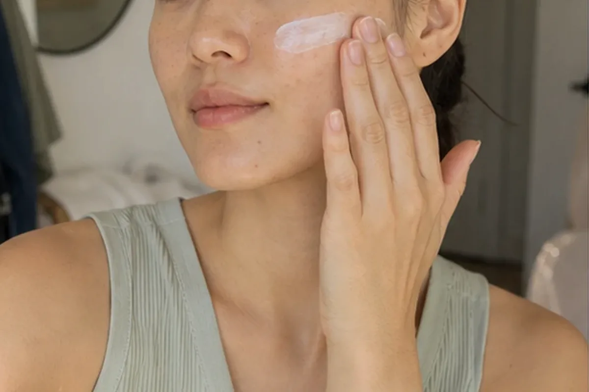 Authentischer Wohlfühlmoment passend zum Beauty-Thema Vitamin-C-Serum für unreine Haut