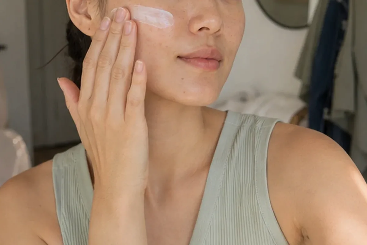 Authentischer Wohlfühlmoment passend zum Beauty-Thema Gesichtsreinigung für empfindliche Haut