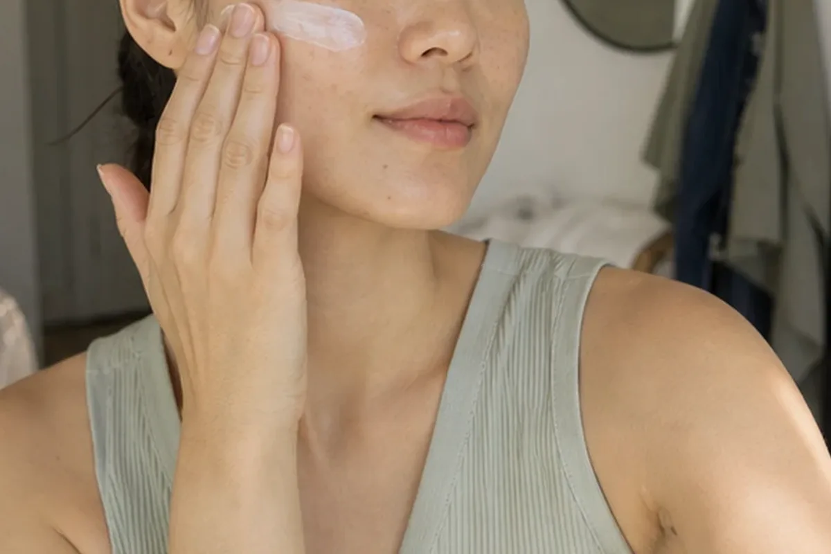 Authentische Beauty-Routine passend zum Thema Kosmetikspiegel für Reisen