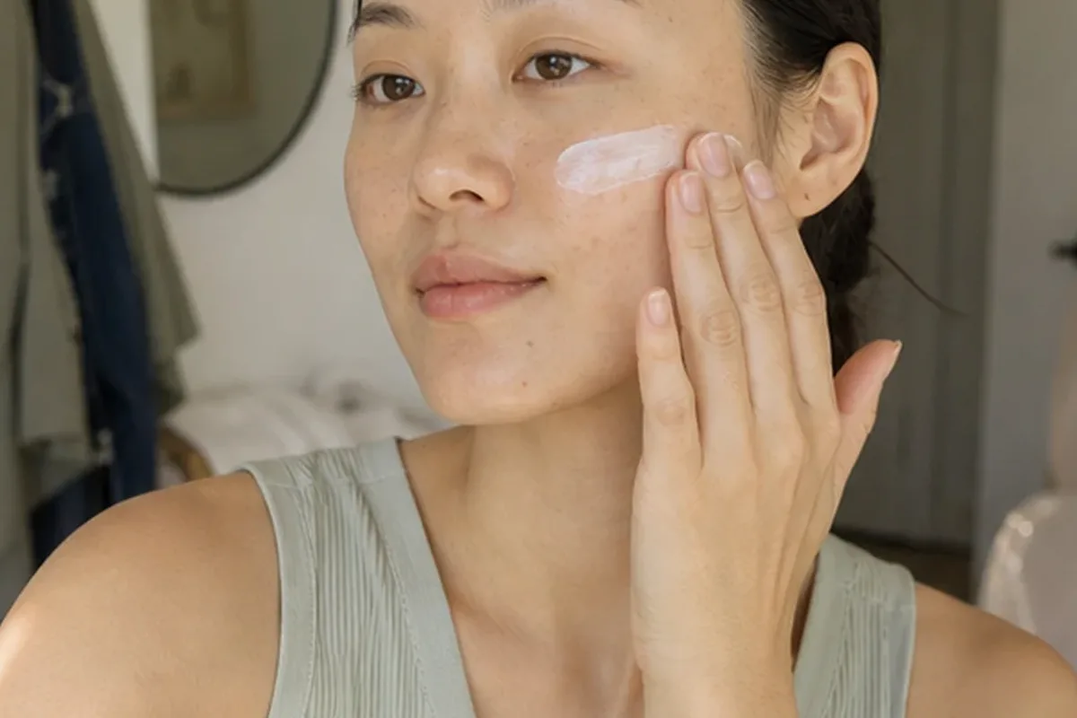 Authentischer Wohlfühlmoment passend zum Beauty-Thema Gesichtsreinigung