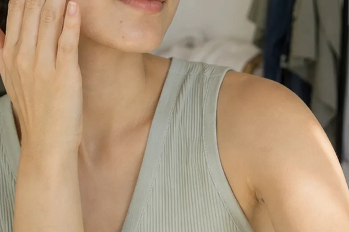 Authentischer Wohlfühlmoment passend zum Beauty-Thema LED-Gesichtsmaske bei kleinem Budget