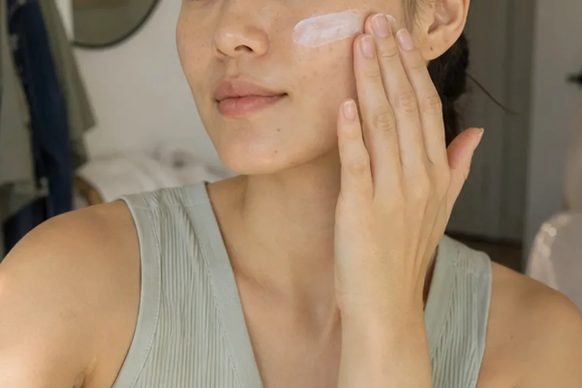 Authentischer Wohlfühlmoment passend zum Beauty-Thema Hautpflege: sanft starten und richtig anwenden