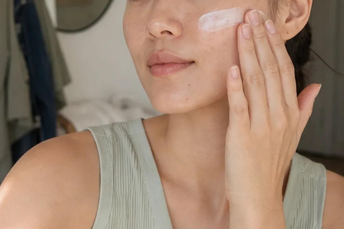 Authentischer Wohlfühlmoment passend zum Beauty-Thema Mizellenwasser bei Pigmentflecken