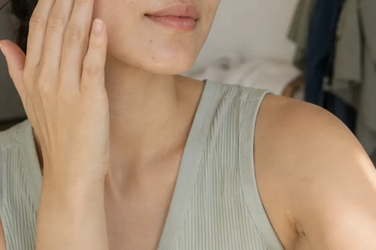 Authentischer Wohlfühlmoment passend zum Beauty-Thema Gesichtswasser für Mischhaut