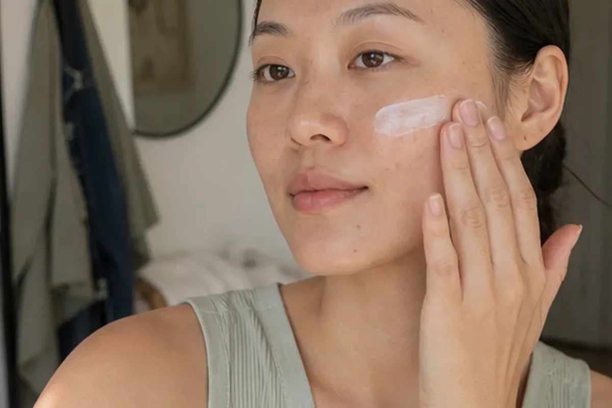Authentischer Wohlfühlmoment passend zum Beauty-Thema Gesichtscreme für fettige Haut