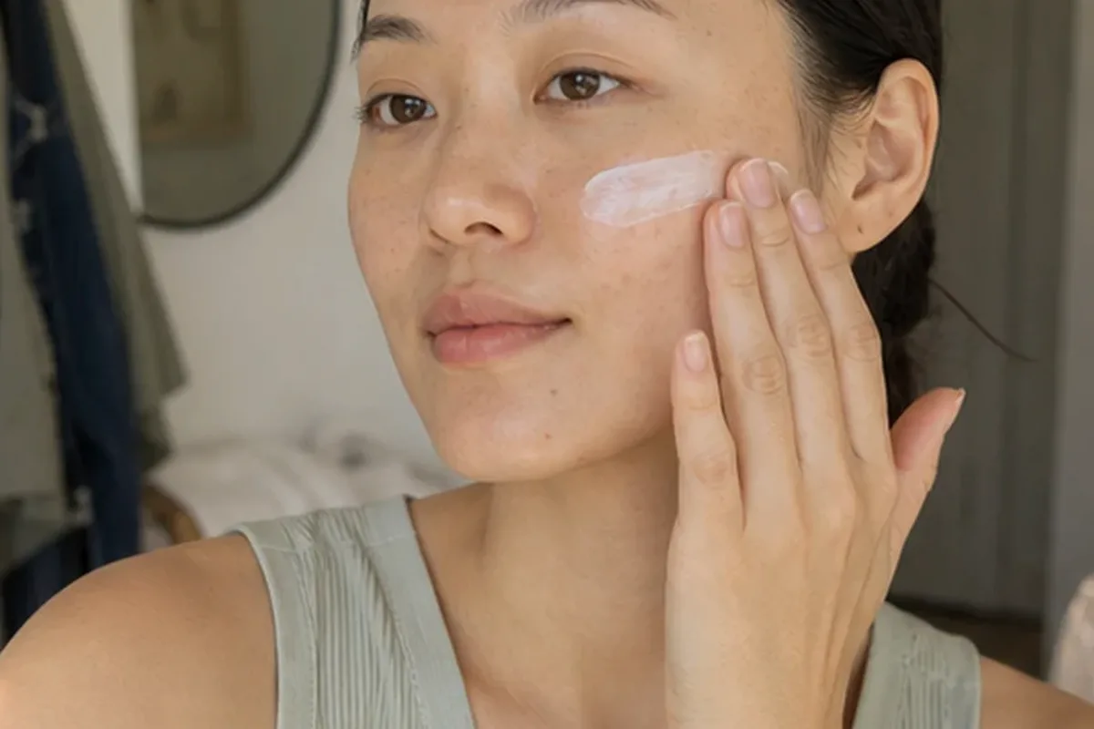 Hochwertige Beauty-Inszenierung zu Auswahlkriterien für Feuchtigkeitsserum für fettige Haut