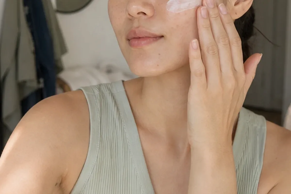 Hochwertige Beauty-Inszenierung zu Auswahlkriterien für Hyaluron-Serum für Mischhaut