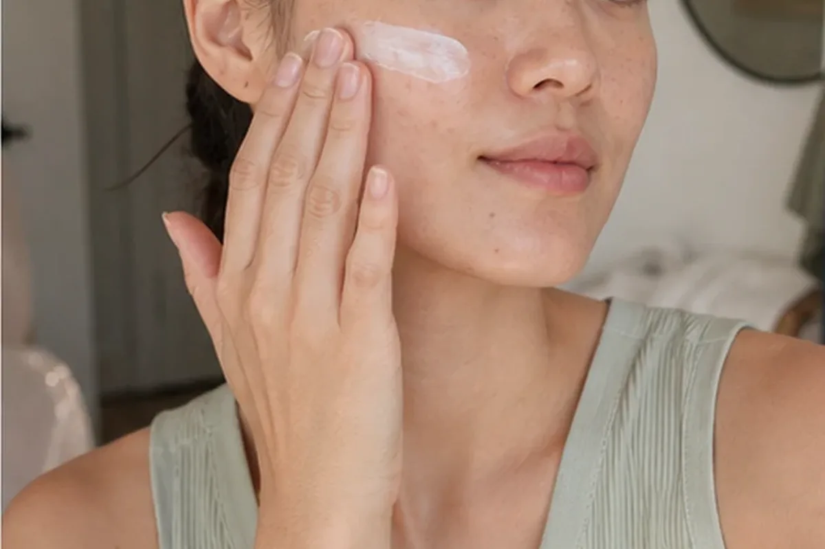 Authentischer Wohlfühlmoment passend zum Beauty-Thema LED-Gesichtsmaske bei wenig Zeit