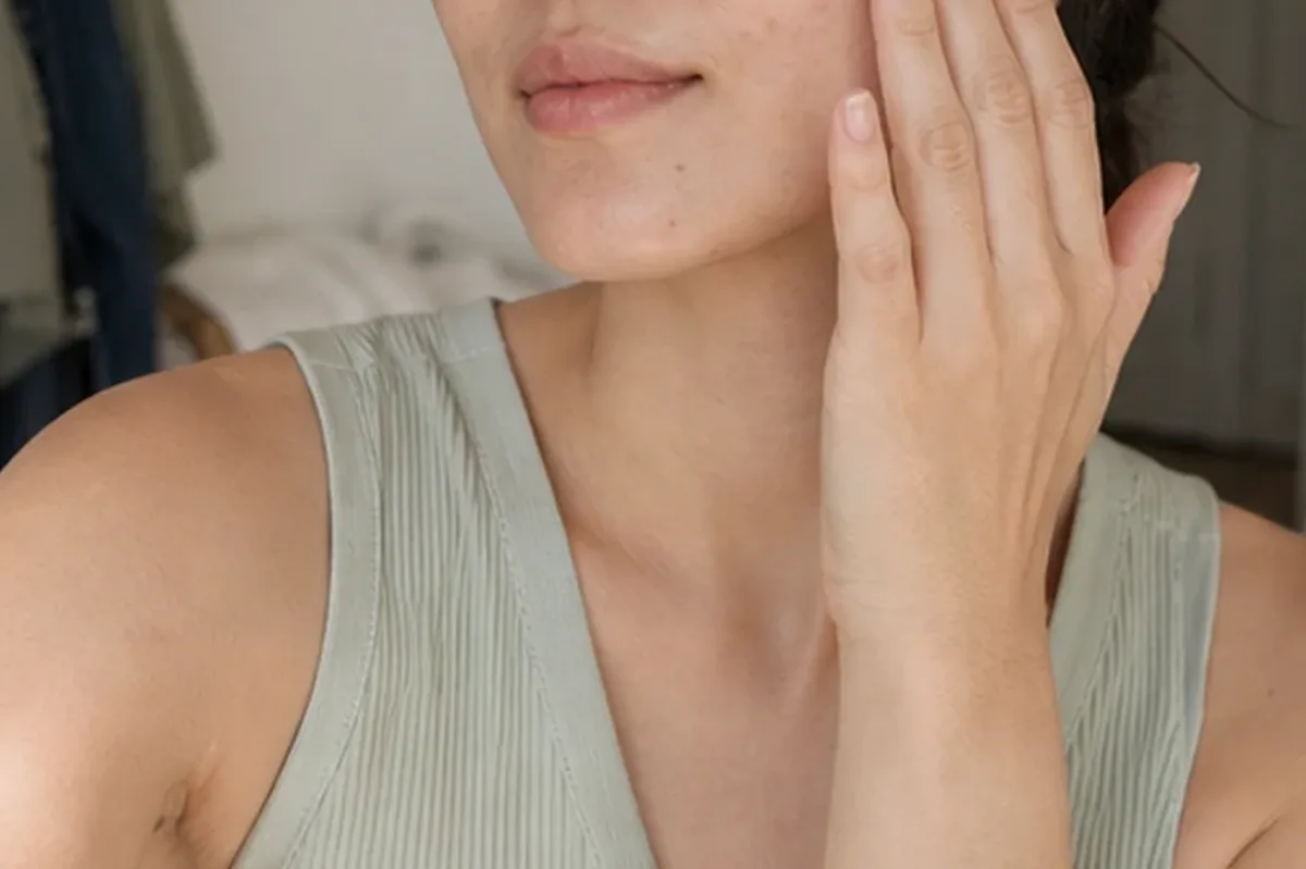 Authentische Beauty-Routine passend zum Thema Gesichtsreinigungsbürste bei kleinem Budget