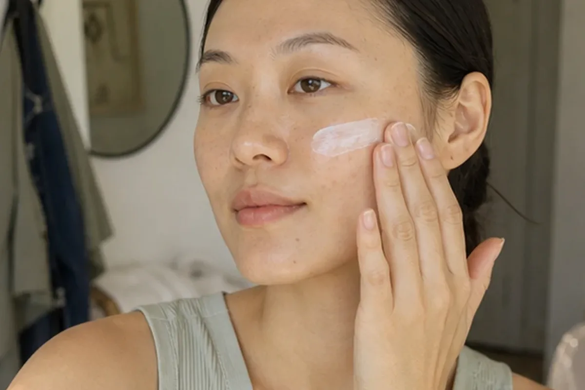 Emotionaler und authentischer Anwendungsmoment rund um Chemisches Peeling bei ersten Fältchen