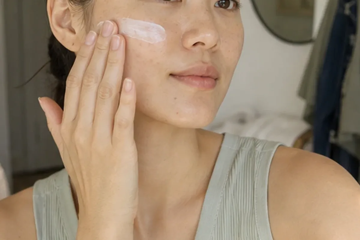 Redaktionelle Detailaufnahme zur Orientierung bei Sonnenschutz für unreine Haut
