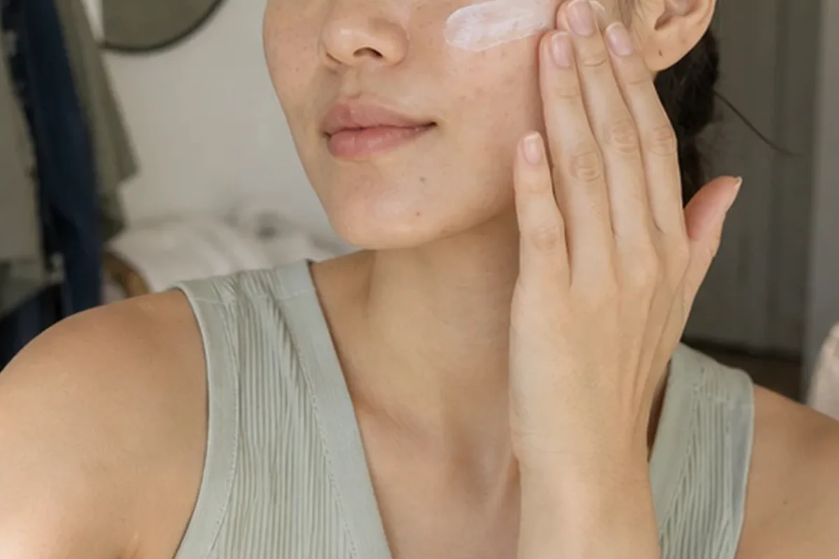 Authentischer Wohlfühlmoment passend zum Beauty-Thema Gesichtsmaske bei Pigmentflecken