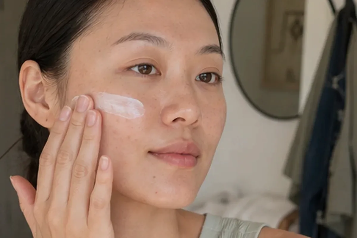 Authentischer Wohlfühlmoment passend zum Beauty-Thema Augenpflege bei Pigmentflecken