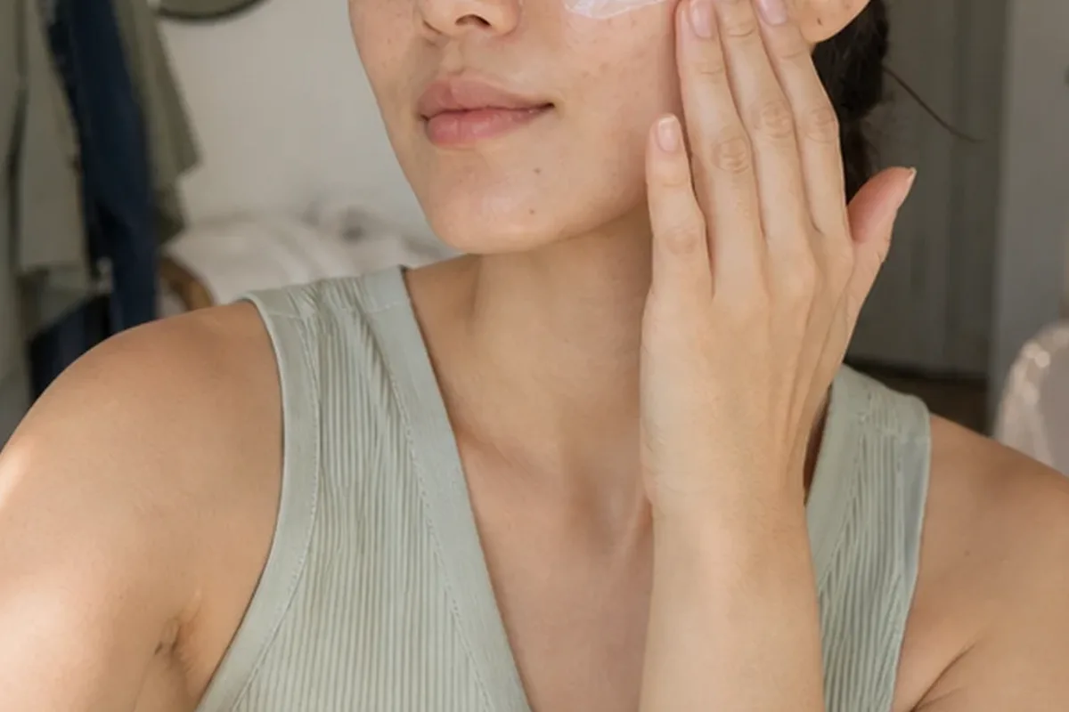 Emotionaler und authentischer Anwendungsmoment rund um Chemisches Peeling für unreine Haut