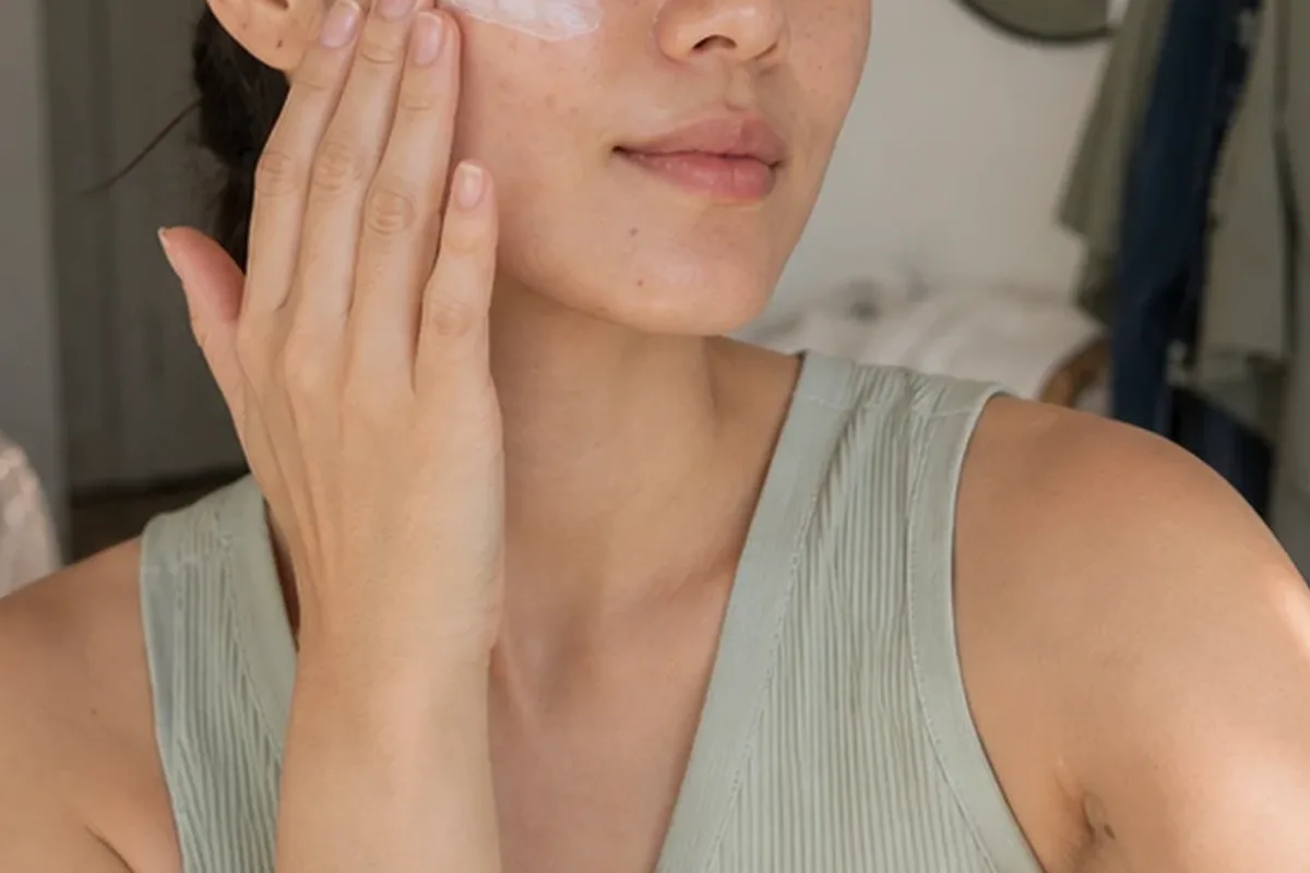 Authentischer Wohlfühlmoment passend zum Beauty-Thema Chemisches Peeling für Mischhaut