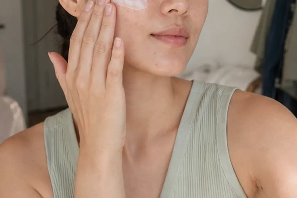 Emotionaler und authentischer Anwendungsmoment rund um Vitamin-C-Serum bei Pigmentflecken