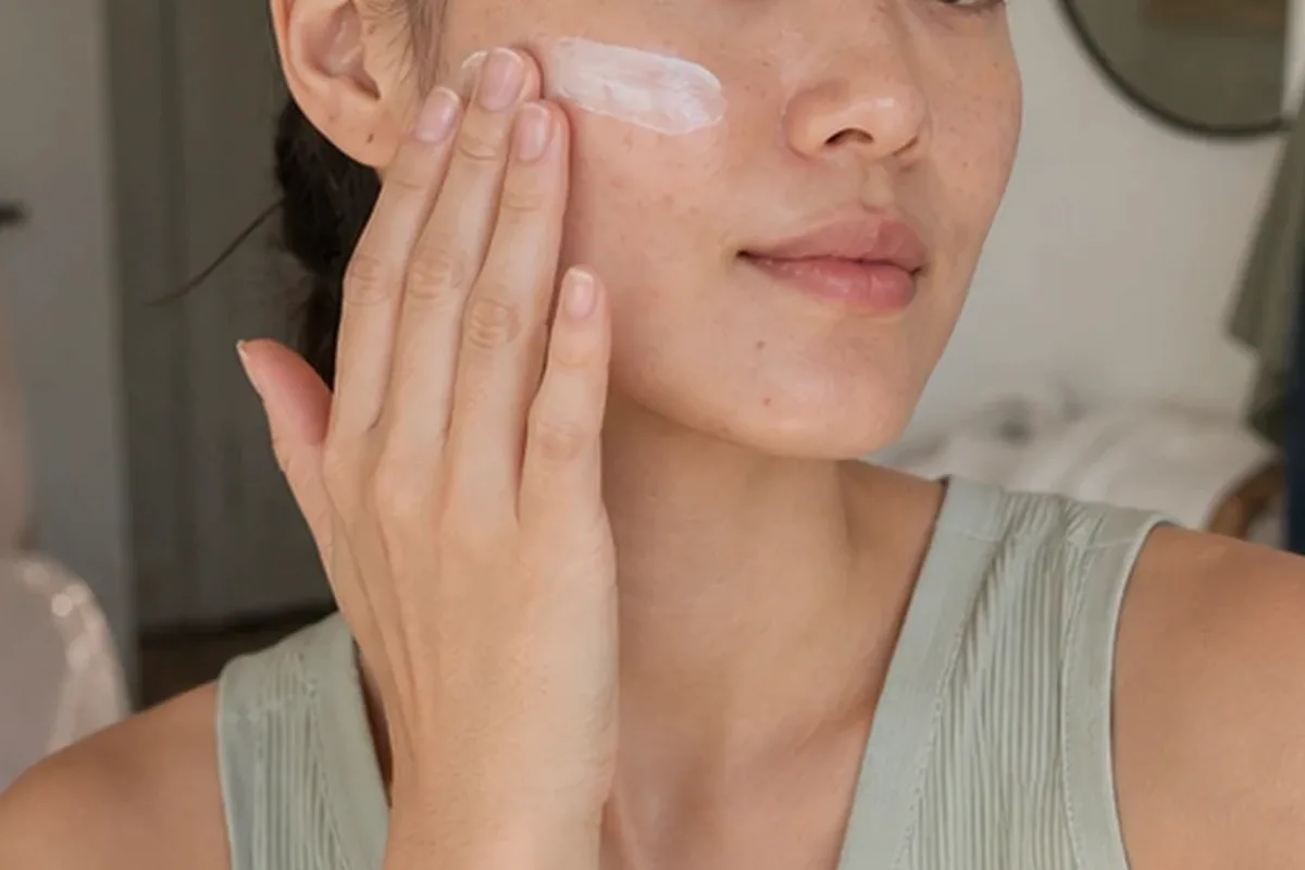 Authentische Beauty-Routine passend zum Thema Gesichtsmaske bei ersten Fältchen