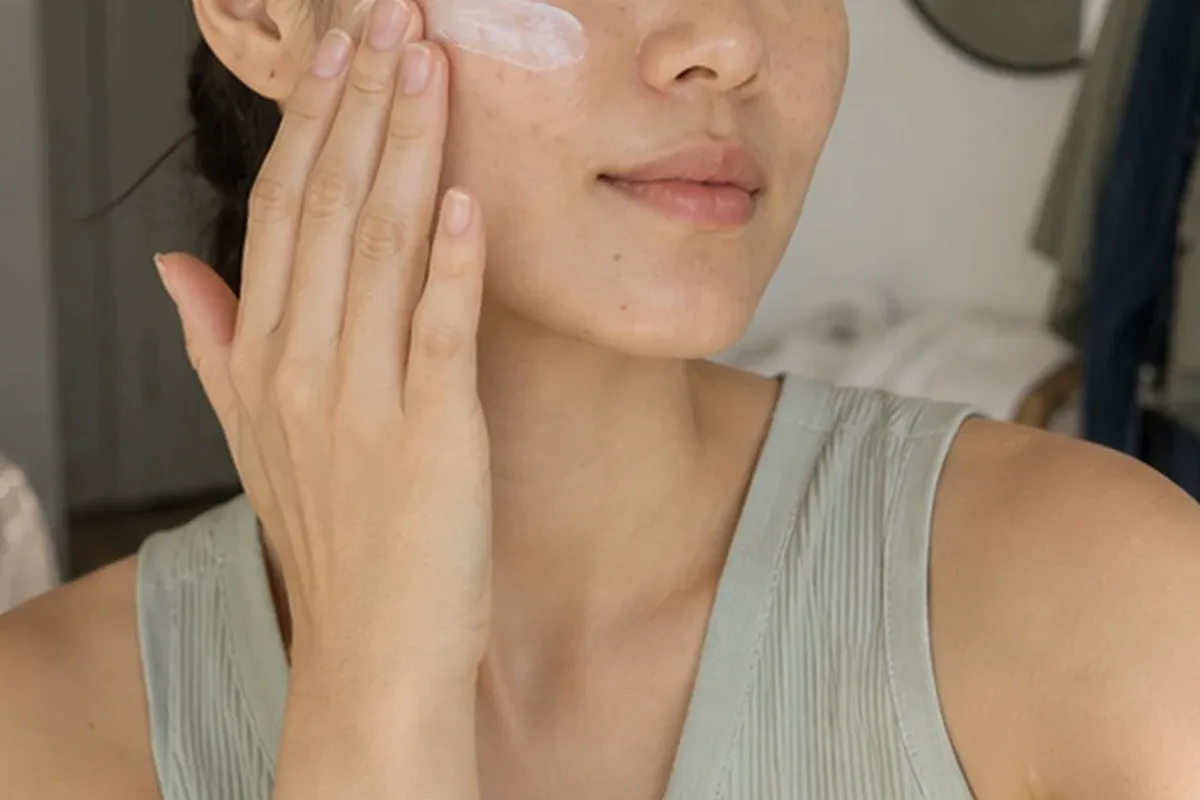 Authentische Beauty-Routine passend zum Thema Gesichtscreme für empfindliche Haut
