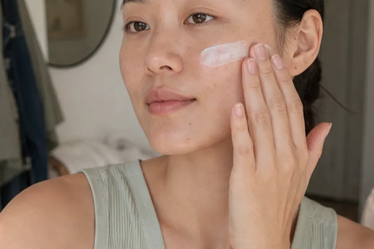 Authentischer Wohlfühlmoment passend zum Beauty-Thema Chemisches Peeling für fettige Haut