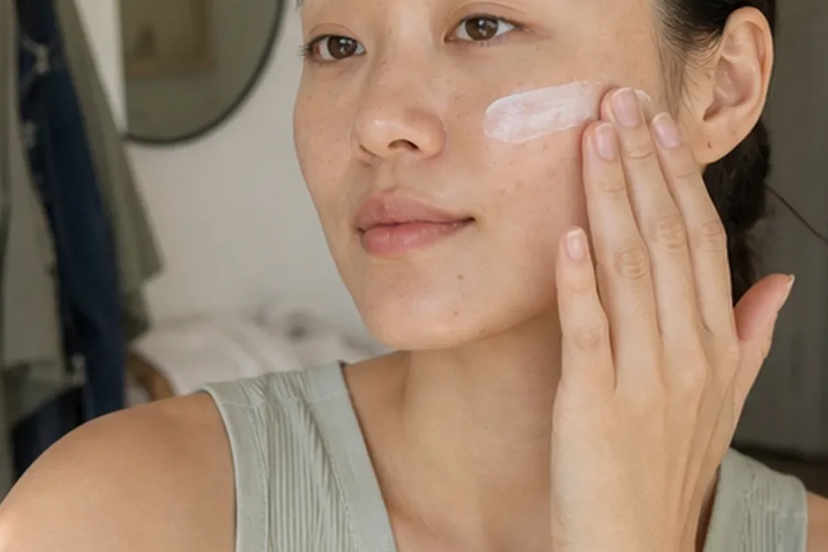 Authentischer Wohlfühlmoment passend zum Beauty-Thema Anti-Aging-Routine für Mischhaut