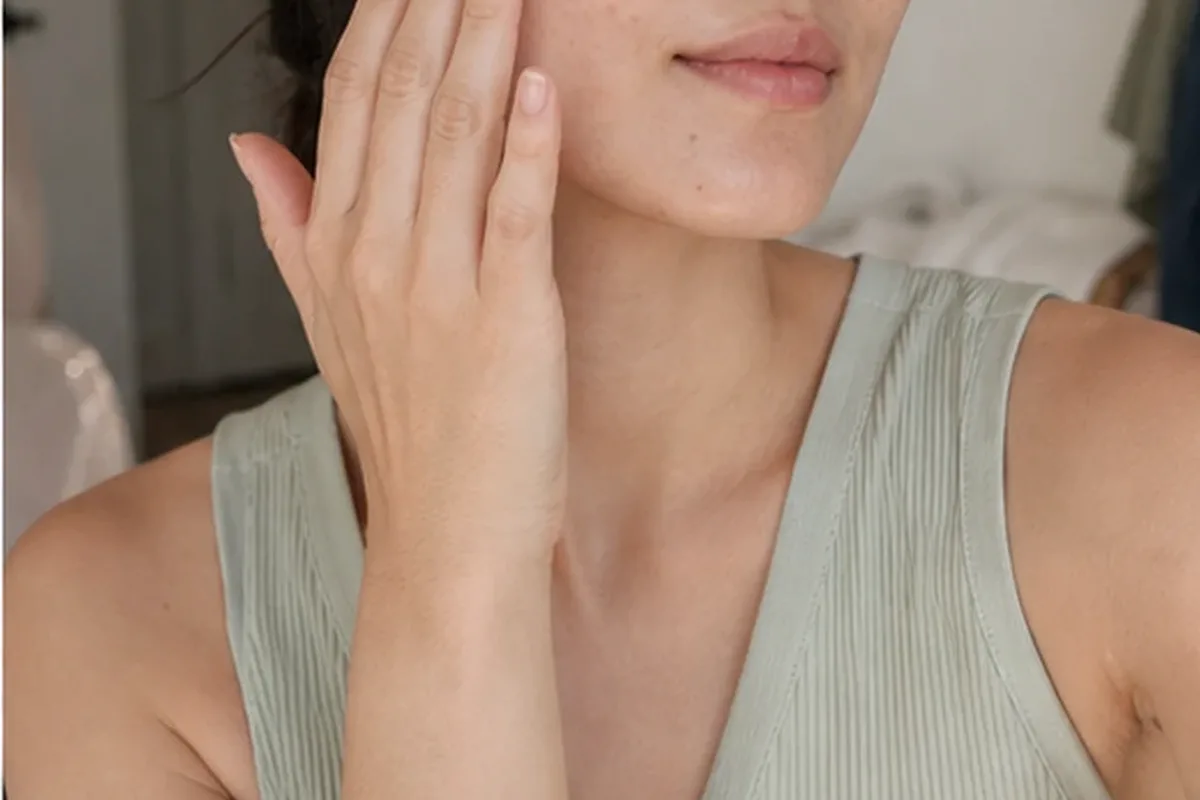 Authentischer Wohlfühlmoment passend zum Beauty-Thema Reinigungsöl für unreine Haut
