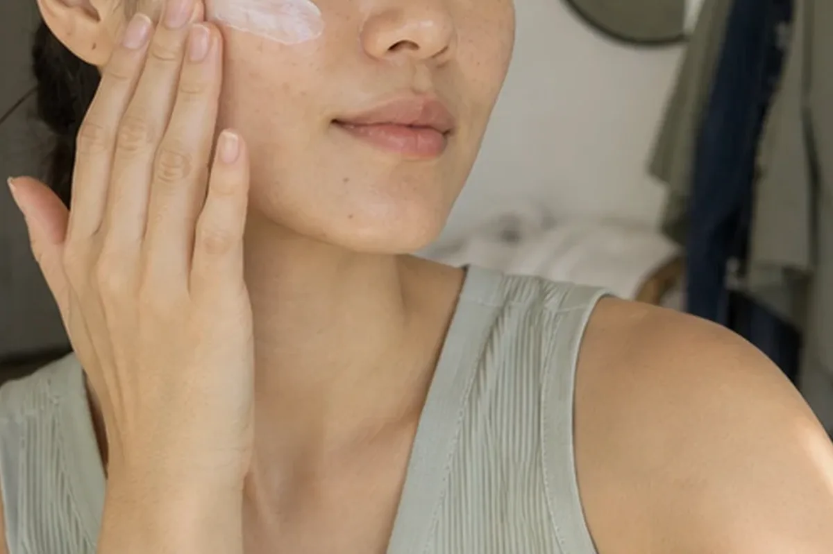 Redaktioneller Beauty-Moment zur Ausgangslage bei Vitamin-C-Serum bei Pigmentflecken