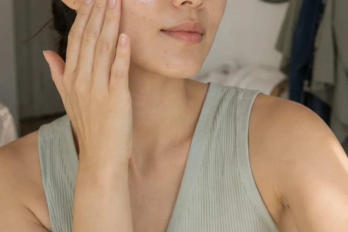 Authentischer Wohlfühlmoment passend zum Beauty-Thema Niacinamid-Serum bei ersten Fältchen