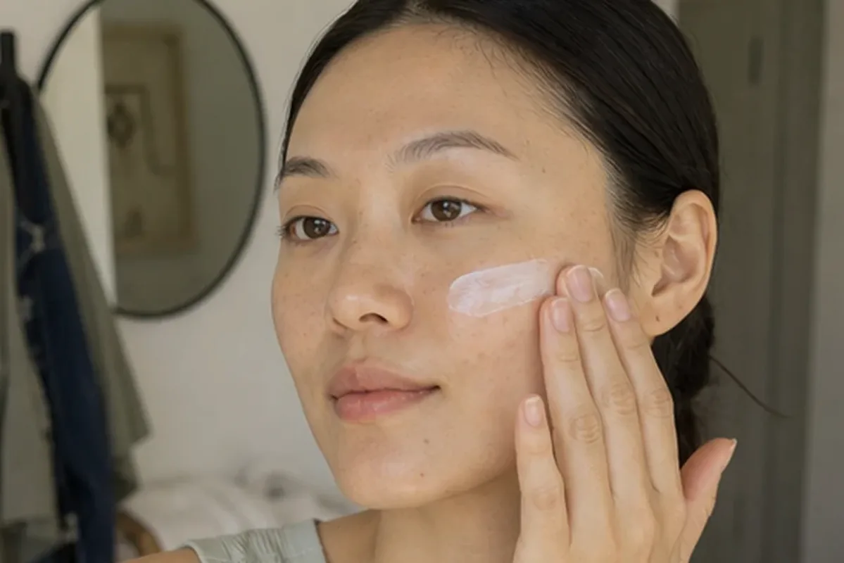 Authentischer Wohlfühlmoment passend zum Beauty-Thema Gesichtsreinigungsbürste bei kleinem Budget