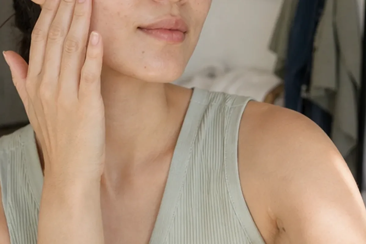 Authentischer Wohlfühlmoment passend zum Beauty-Thema Gesichtsreinigung für fettige Haut