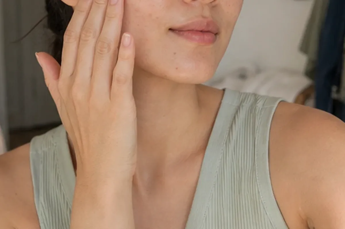 Authentischer Wohlfühlmoment passend zum Beauty-Thema Niacinamid-Serum für fettige Haut