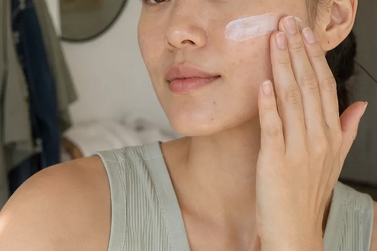 Authentischer Wohlfühlmoment passend zum Beauty-Thema Retinol-Serum für unreine Haut