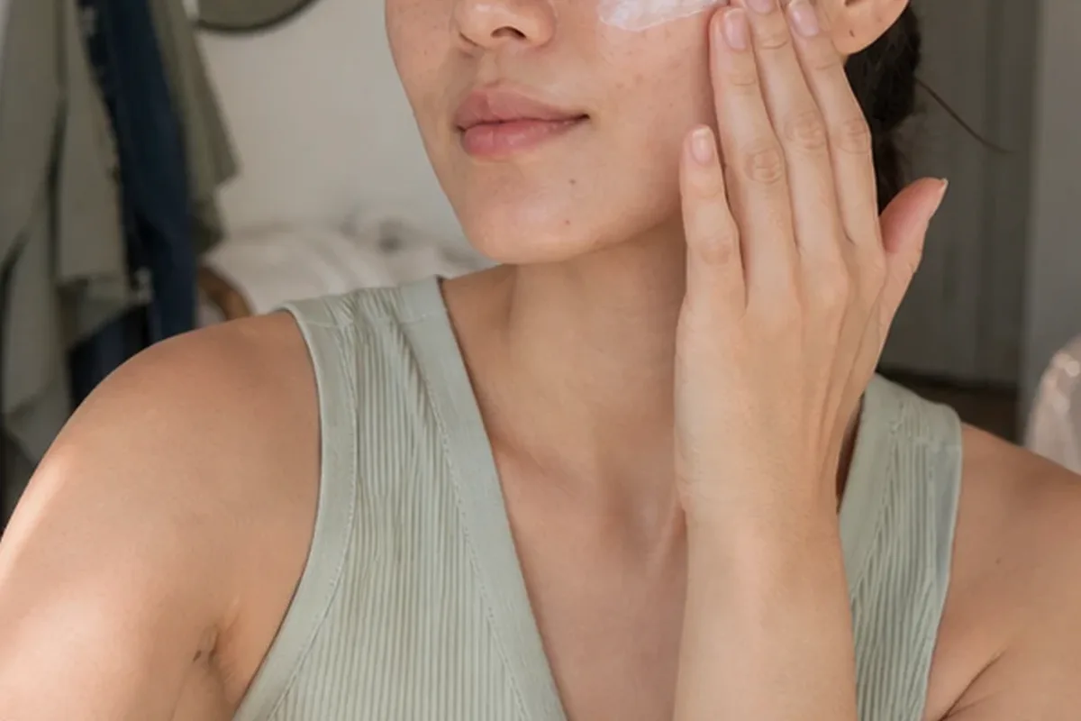 Authentische Beauty-Routine passend zum Thema Glätteisen für lockiges Haar