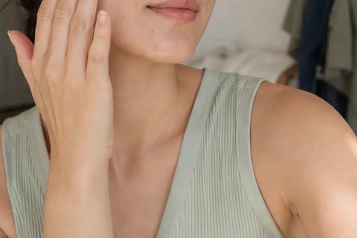 Authentische Beauty-Routine passend zum Thema Vitamin-C-Serum bei Pigmentflecken