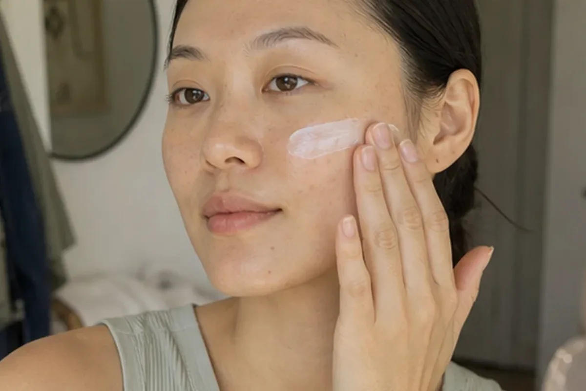 Authentischer Wohlfühlmoment passend zum Beauty-Thema Gesichtsmaske für unreine Haut