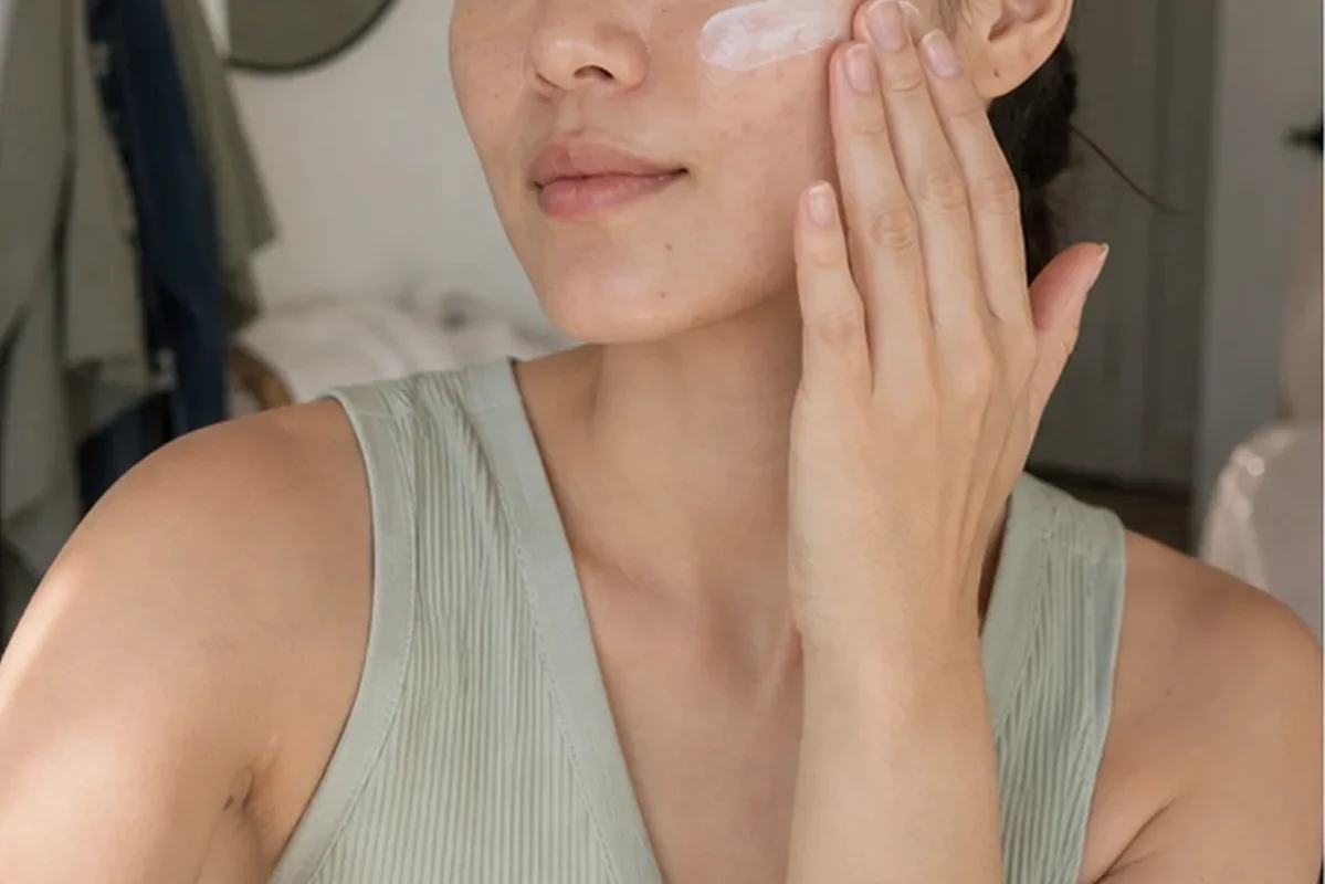 Authentischer Wohlfühlmoment passend zum Beauty-Thema Gesichtswasser für Mischhaut