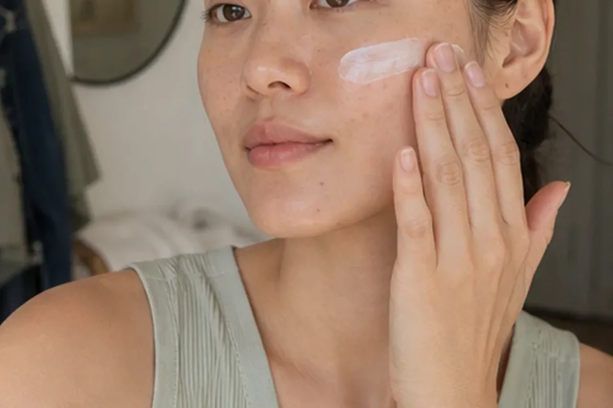Authentischer Wohlfühlmoment passend zum Beauty-Thema Hyaluron-Serum für unreine Haut