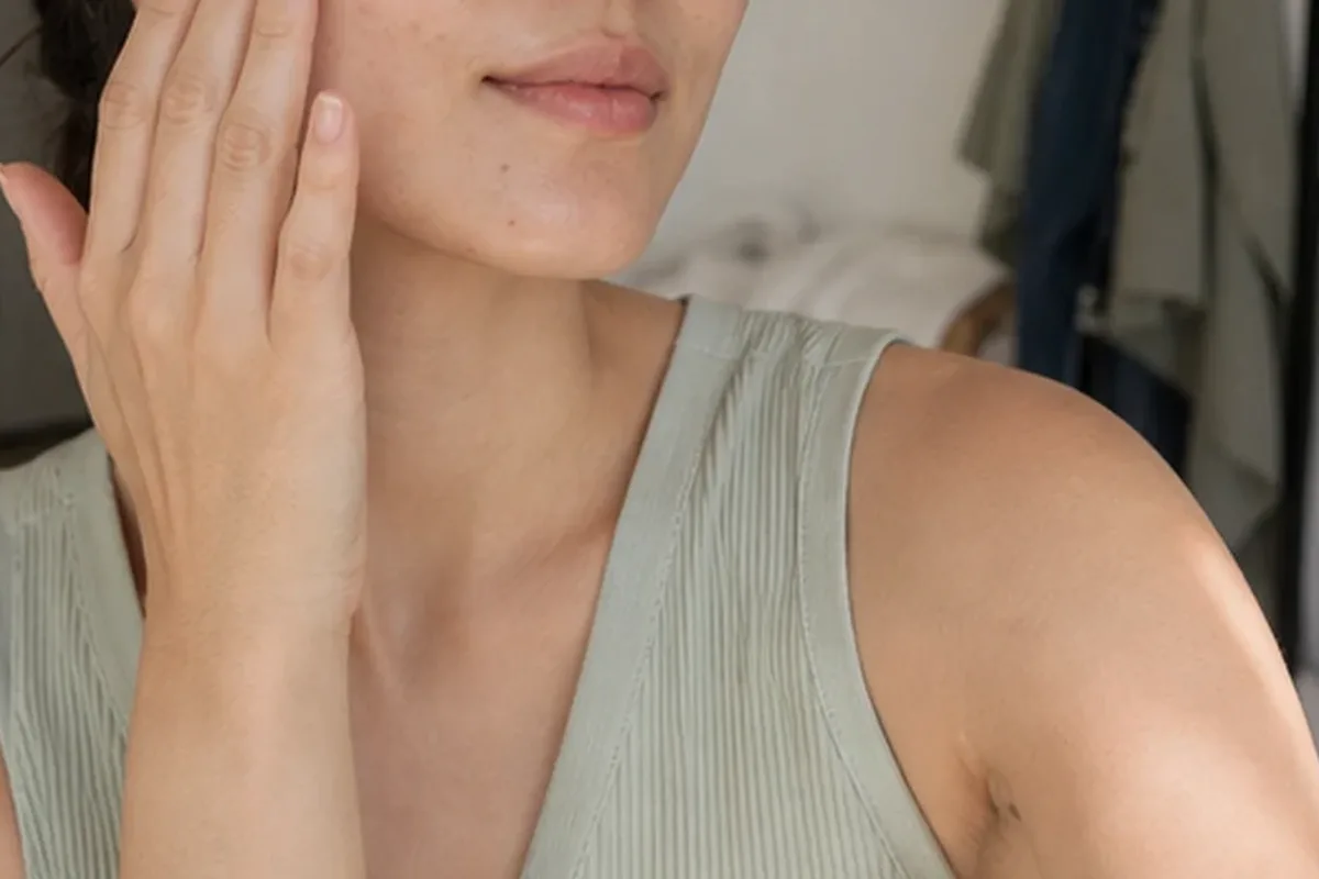 Authentischer Wohlfühlmoment passend zum Beauty-Thema Hyaluron-Serum für Mischhaut